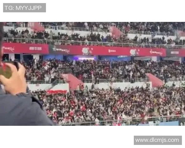 球迷热情迎接足球明星归来共同见证荣耀时刻的欢庆盛宴 球迷热情迎接足球明星归来共同见证荣耀时刻的欢庆盛宴