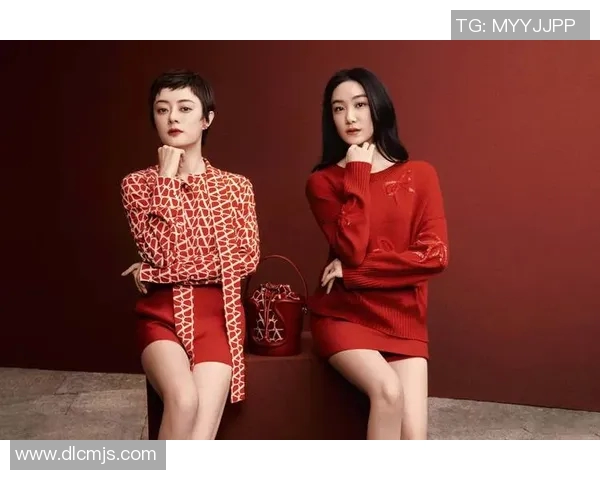 美女足球明星同框合影展现运动魅力与青春风采的精彩瞬间